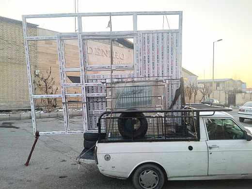 تصویری که بارگذاری نشد وانت بار در حال جابجایی درب و پنجره یو پی وی سی